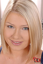 Newcomer toys her tight twat