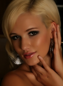 Alluring Vixens: Sexy Alluring Vixen babe Nikki teases in a hot pink bra that she doesn't keep on for very long