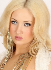 I Luv Ashlie: Stunning babe Ashlie shows off her perfect body in a skimpy string bikini