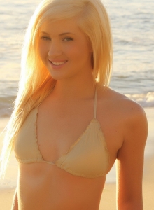 I Luv Ashlie: Sexy beach babe Ashlie is on the beach in a skimpy bikini playing in the waves