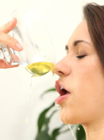  Carrie covers her brunette hair with her own piss 