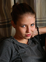 Kinky brunette with pretty face is showing her fresh pussyhole on the sofa