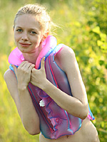 Hot outdoor environment makes blonde Kylie take her panties off