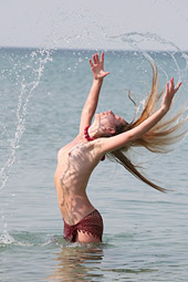 Water splashing session for the beautiful blond lady going solo