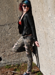 SpunkyAngels: Horny tease Sabrina shows off her round ass outdoors as she pulls down her pants in the warm sun