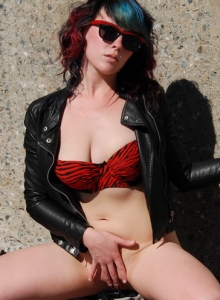 SpunkyAngels: Horny tease Sabrina shows off her round ass outdoors as she pulls down her pants in the warm sun