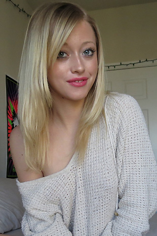 Madison Lain gets some play time in the morning with her glass dildo