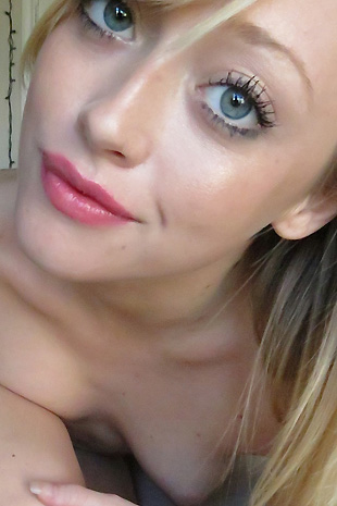 Madison Lain gets some play time in the morning with her glass dildo