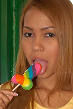 Tania Spice plays with her vibrator and anal beads