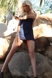 Demi Dantric sexy outdoor strips