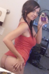 Chubby Girls: Chrissy takes pictures of her curvy self