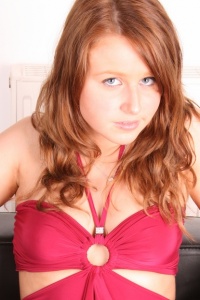 Chubby Girls: Lucy's muffintop pokes out of her tight shorts