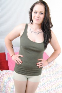 Chubby Girls: Mia masturbates in nylons