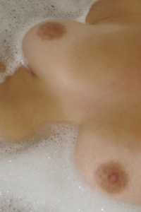 Chubby Girls: Samantha is a hot chubby girl taking a bath