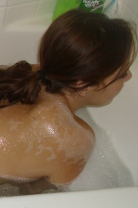 Chubby Girls: Samantha is a hot chubby girl taking a bath