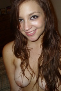 Chubby Girls: Chubby Cutie Samantha poses in front of the mirror
