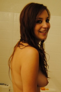 Chubby Girls: Curvy Samantha takes a shower