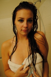 Chubby Girls: Curvy Samantha takes a shower
