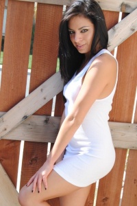 Kelly XoXo: Kelly gets naked by the fence