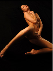 Fire – Sportive brownhaired Belicia is spreading her long legs and showing pink for you. Let her seduce you now.