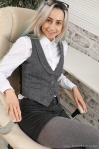 Only-Secretaries Tania Aresti in shorts, high heels and grey tights