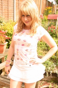 UKTeaze: Lucy squashes berries with her feet