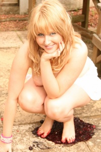 UKTeaze: Lucy squashes berries with her feet