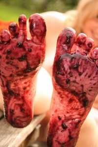 UKTeaze: Lucy squashes berries with her feet